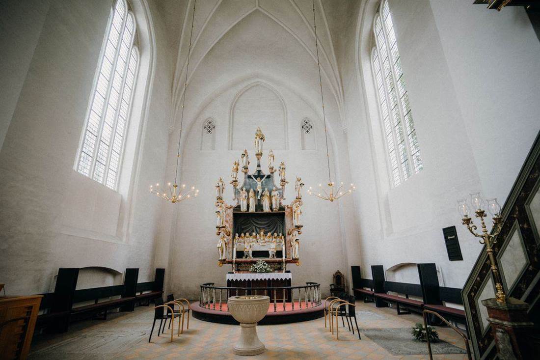 Altar no interior de uma igreja; foto ilustrativa da formação católica, não da capa do Catecismo