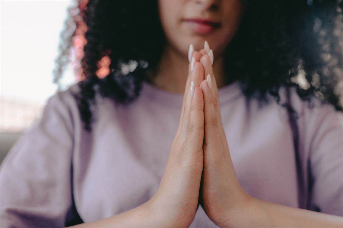 Mãos unidas em reflexão; foto ilustrativa de oração, não da capa de Orações Selecionadas