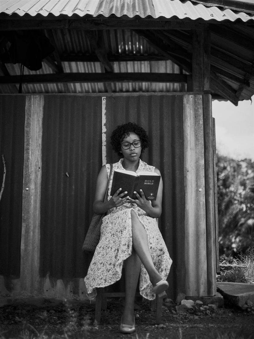 Pessoa lendo uma Bíblia em fotografia em preto e branco; foto ilustrativa, não do livro Priorize Deus 2027